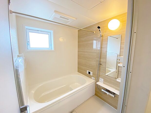 【☆System Bath☆ 】☆System Bath☆
半身浴も楽しめる一坪タイプの浴室は、防カビ仕様となっており、お掃除も楽々です。浴室乾燥機を完備し雨の日のお洗濯も安心です。