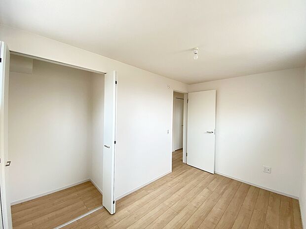 【☆Room☆ 】☆Room☆
居室に完備の収納は、お部屋を広々使うことが出来る優れもの!大切な思い出の品や、「今は使わない」季節ものを大切に保管♪スッキリ綺麗なお部屋で、趣味の時間も更に充実♪