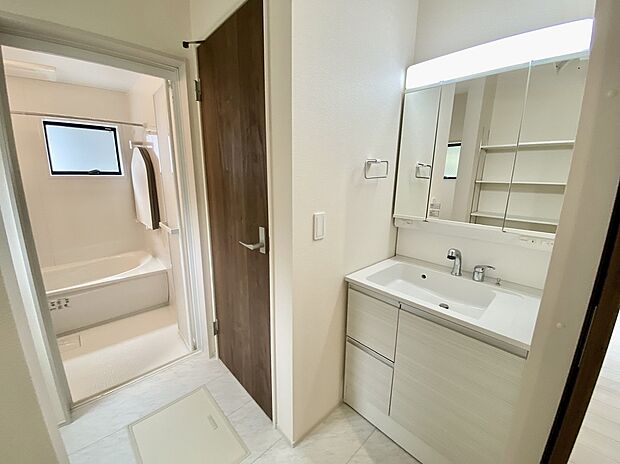 【☆Powder Room☆ 】☆Powder Room☆
収納スペースもバッチリなこちらの洗面化粧台。忙しい朝の時間にお役立ち!化粧品やヘアケア用品など細かな物もしっかり収納しておけるから「あれ?アレどこだっけ?」がなくなること間