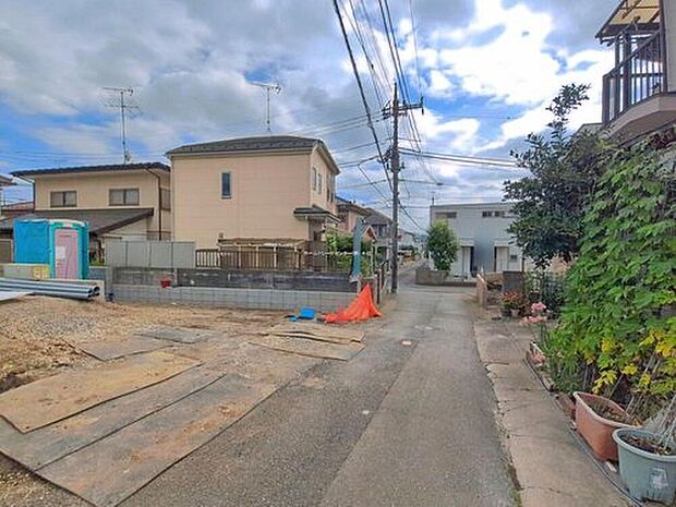 【前面道路含む現地写真】2路線利用可能で通勤通学に便利☆駐車スペースもゆとりある広さを確保しております。収納豊富・住みやすい間取りを、ぜひ現地でお確かめください♪