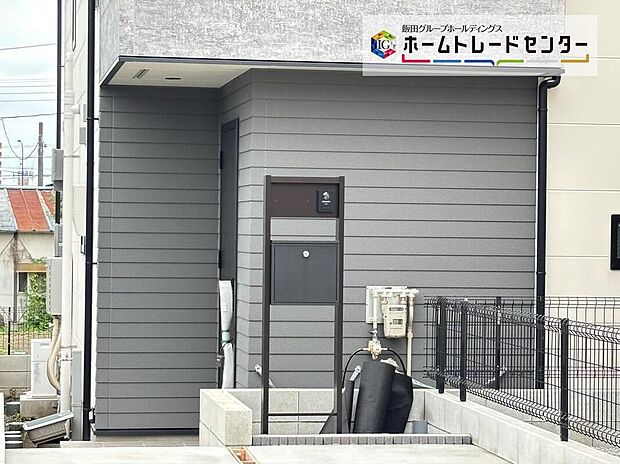 【玄関】お家に出会う人々を迎える玄関だからこそ、広々清潔感あふれる空間にしたいものです。採光・通風にも配慮された設計で毎日明るい空間をキープします♪