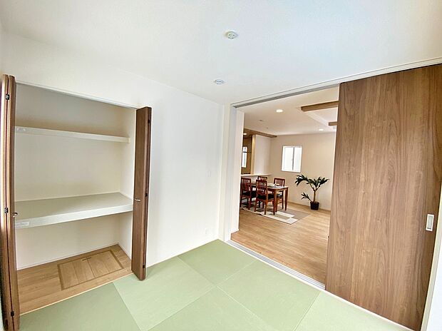 【☆Japanese Room☆ 】☆Japanese Room☆
寛ぎの和空間や客間としての使い方は勿論、赤ちゃんや小さなお子様を遊ばせるスペースとしても重宝する和室は、多種多様な使い方が可能です♪