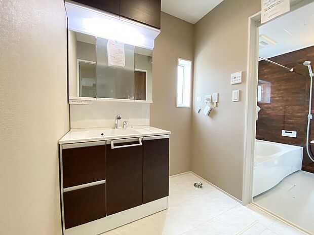 【☆Powder Room☆ 】☆Powder Room☆
三面鏡ならではの収納力、シャンプードレッサーならではの機能性、どちらも採用しております。汚れが落ちやすいすべり台ボウルは手入れもしやすく日々の生活を陰ながら支えてくれる仕様