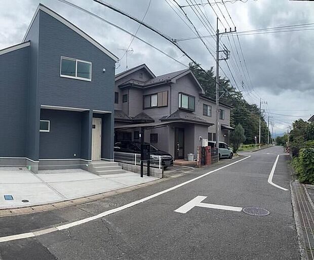 【前面道路含む現地写真】☆穏やかな空気の流れる落ち着いた住環境です。ぜひ、現地へ足をお運びいただき実際の環境・陽当たりをご確認下さいませ♪
