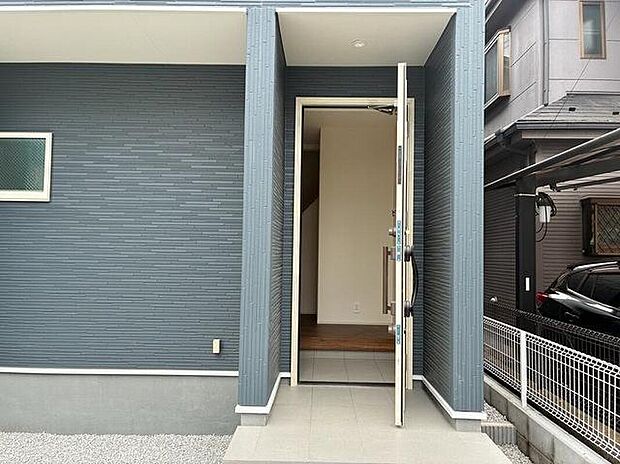 【☆Entrance☆】玄関ポーチには屋根がついているので雨などでも玄関前で濡れずにお出かけ準備が出来ます。