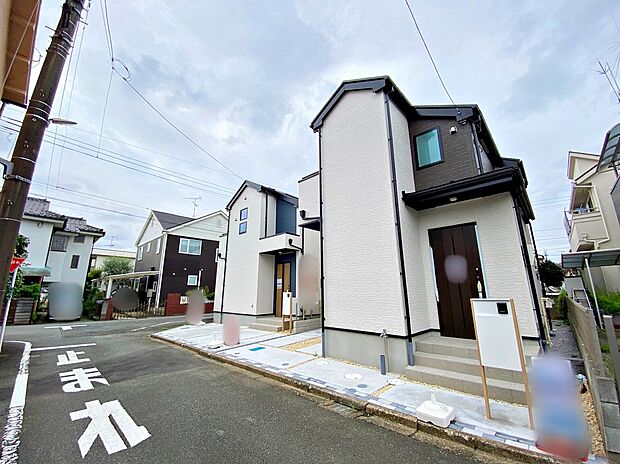 【前面道路含む現地写真】☆忙しく過ぎゆく日常を置き去るほど、ゆったりした時間が流れる住環境。『快適』とは「家」と「街」と「環境」が調和した時に訪れるだと改めて感じさせる永住邸がこちらです。