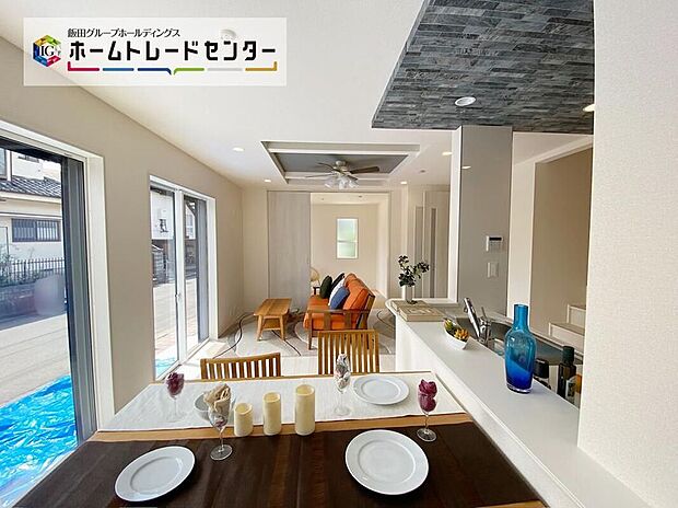 【☆Living　Room☆】窓から陽光が降り注ぐリビング・ダイニング・キッチン。家族が集うにふさわしい、ゆとりある空間です♪