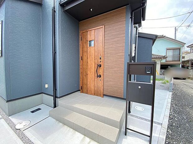 【☆Entrance☆】ひとたび扉を開けばそこに待っているのは上質な空間とマイホームでの新生活をイメージさせる優雅なひととき。「この家なら…」ではなく「ここに住みたい♪」と思う感動をお届けいたします。