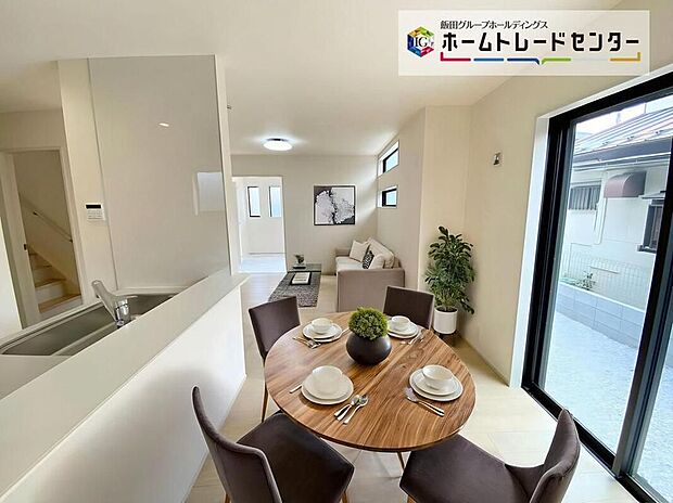 【☆Living　Room☆】思い思いの過ごし方をする。理想のリビングともいえる空間を実現するには、家族が自然に集まる演出や、適度な距離感を保てる空間の広さも必要ですね。（家具はCGです）