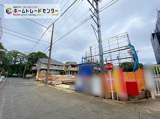 【前面道路含む現地写真】☆小学校やスーパーが近く、便利な住環境です◎小学校は徒歩3分でお子様も安心して通学出来ますね♪スーパーまで徒歩5分!必要なものもすぐに買いに行ける距離ですね◎