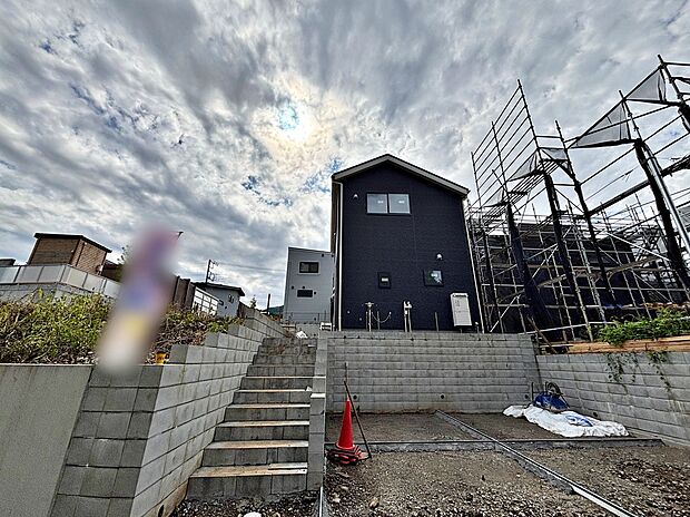【前面道路含む現地写真】☆さまざまな設備や間取り、住み心地をぜひ現地でご確認ください♪当日の見学予約も承ります。お気軽にお問合せください。