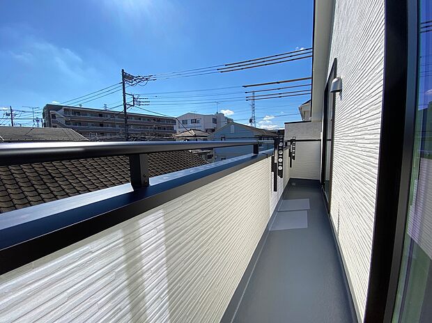 【☆Balcony☆】太陽に愛された邸は、陽当り・通風に優れた魅力的かつ快適さを追求した邸宅でした。ここに住むからこそ意味がある。そんな特別感に浸りながら、毎日をお過ごし頂けるお家がこちらです♪