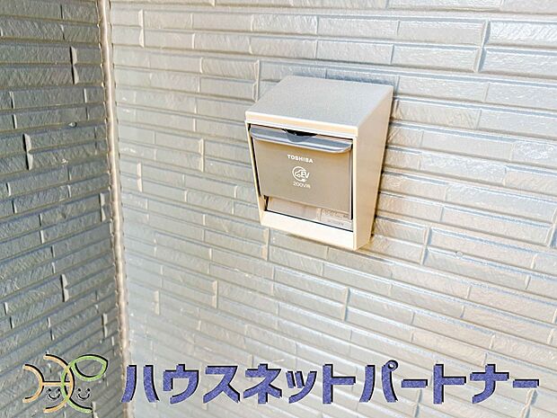 エコカーライフをサポートする電気自動車用の屋外コンセントを設置。充電ケーブルの接続のしやすさや、毎日の充電に求められる耐久性にも配慮しています。