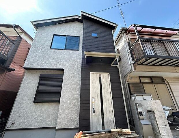 堂々たる趣ながら、主張し過ぎずどこか余裕を感じさせるシャープなフォルムで佇む邸宅は、晴天の空と照らし合わせる事で、本来あるべき完成形の姿を見せてくれます。