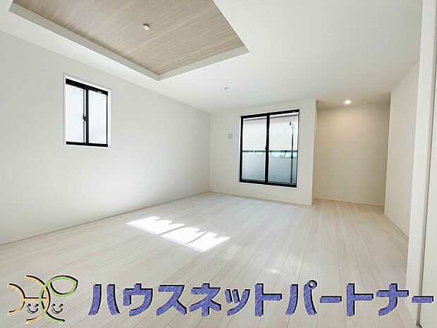 天井の中央部分を周囲より一段高くとったデザインを折上天井といいます。部屋に立体的な奥行きを生み出し、スタイリッシュな空間を演出します。天井を広く見せる視覚的効果も。