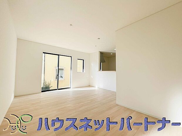 太陽の光が照らす明るいリビングは、開放感があり通風・採光に優れ、心地よい光と風が舞い込んできます。心休まるリビングは何よりも快適な時間を過ごせます。