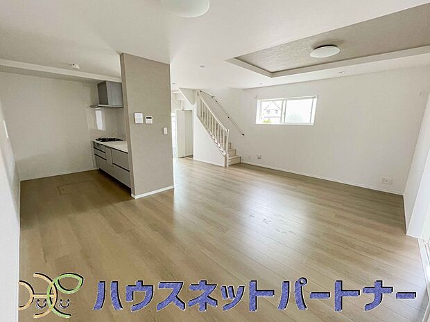 リビングは、食事スペースと寛げる場所設けてもまだ余裕の広さ。明るい光が照らしてくれます。