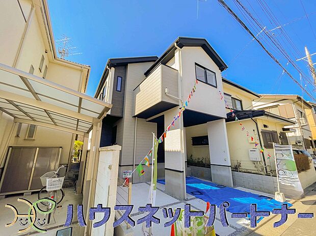 街に溶け合う美しい景観と、採光や風通しを考えて設計された間取り。近隣の視線を考え調整した窓位置など、外観だけでなく、住まうご家族の心地よさを最優先しました。