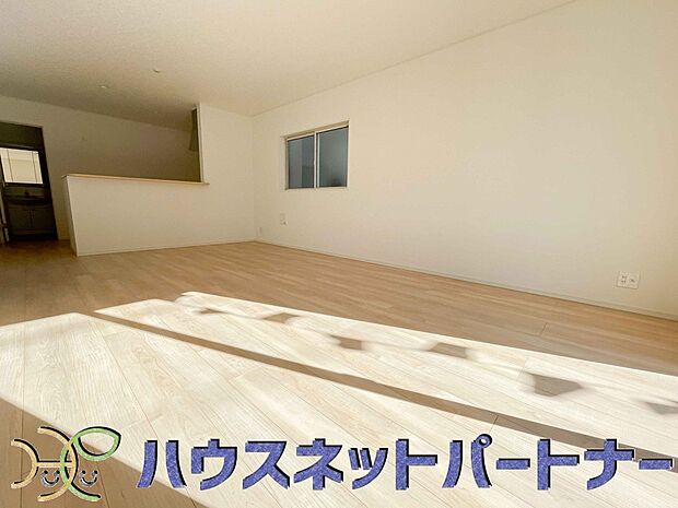 【リビングダイニング】リビングは、食事スペースと寛げる場所設けてもまだ余裕の広さ。明るい光が照らしてくれます。