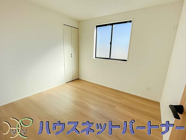 【洋室】太陽の光がお部屋を照らしてくれます。こんな朝を迎えると今日一日を頑張ろうと思えてきますよね。