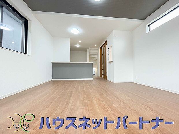 【ダイニング】カウンターがあると配膳が楽なことがメリットの一つ。後片付けをするときも、ダイニングテーブルからあまり動かずに流し台へ運ぶことができるので便利です♪