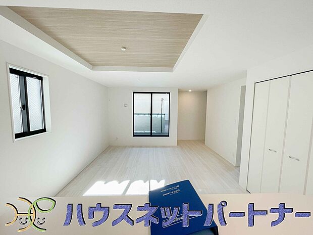 【リビング】太陽の光が照らす明るいリビングは、開放感があり通風・採光に優れ、心地よい光と風が舞い込んできます。心休まるリビングは何よりも快適な時間を過ごせます。