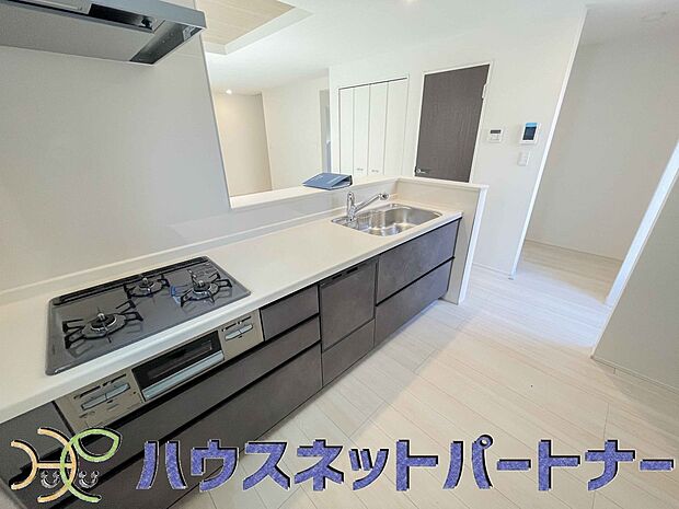 【キッチン】三口コンロで料理の幅を拡げてくれる使いやすいシステムキッチンを採用。洗い場も大きいので野菜や食器を洗ったりする際にも捗り、奥様の強い味方となってくれるはずです。