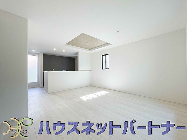 【リビングダイニング】リビングは、食事スペースと寛げる場所設けてもまだ余裕の広さ。明るい光が照らしてくれます。