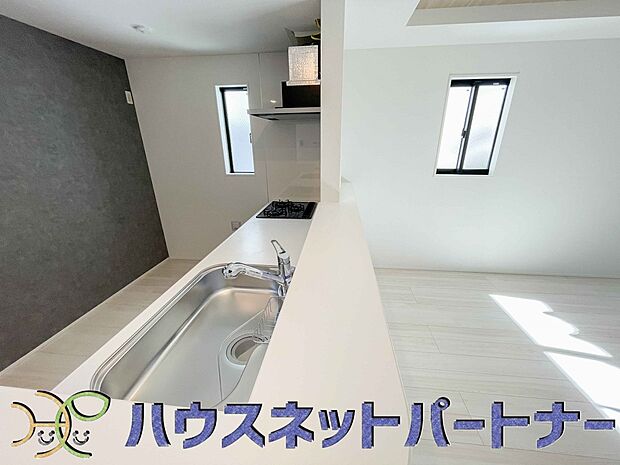 【ダイニングキッチン】キッチン吊戸棚を無くす事によって、コミュニケーションを重視した設計に致しました。区画によって変わる一体感を、実際にご覧になって頂けましたらと思います。 