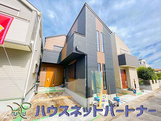 【現地外観写真】豊かで快適な暮らしを。ここから始まる「日常」はご家族にとってかけがえのない時間となります。少しでも豊かに、快適に。そんな想いから本邸宅は生まれました。