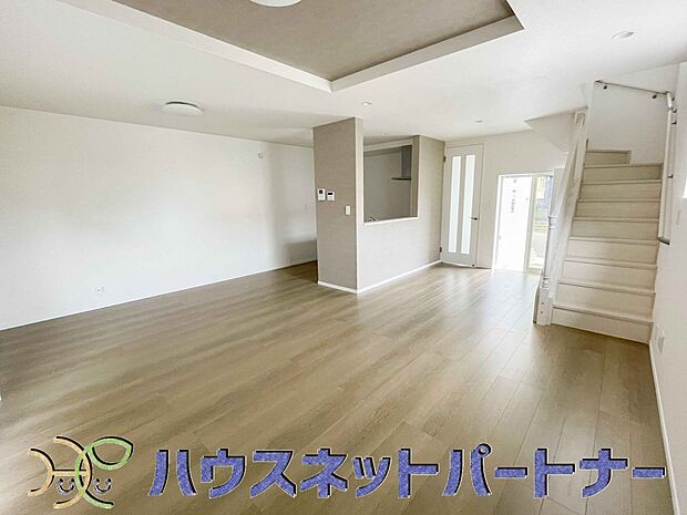 【リビングダイニング】明るく開放的なダイニング。家族とのコミュニケーションが取りやすく、みんなの笑顔が溢れます。