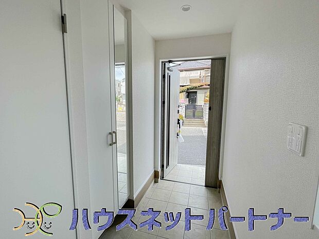 【玄関】背の高いシューズボックスは、スタンドミラーにもなって全身のコーディネートチェックが可能。朝の身だしなみチェックに最適です。