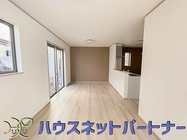 【リビングダイニング】明るく開放的なダイニング。家族とのコミュニケーションが取りやすく、みんなの笑顔が溢れます。