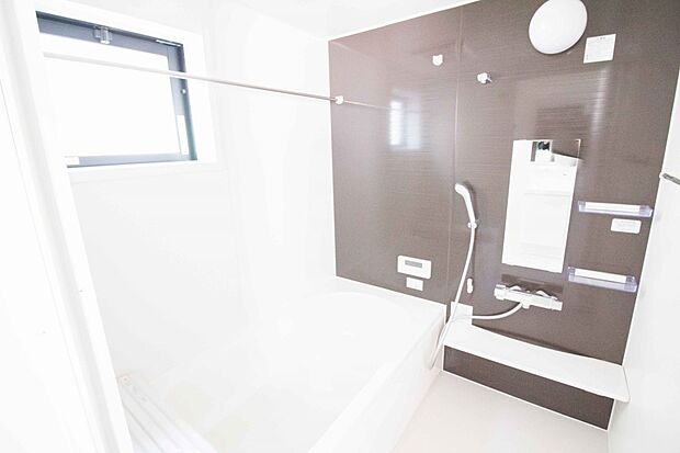 【同仕様設備）】窓がある浴室は心地よいバスタイムを演出してくれます。早起きした日は朝風呂で一日の始まりです。