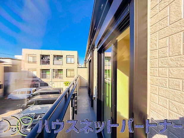 【バルコニー】バルコニーから差し込む陽光・通風は、住環境・快適性と共に有り続ける貴重な「財産」です。この新築戸建に住まう事で手に入れるものは、きっと日常にとっても貴重な存在となるはずです。