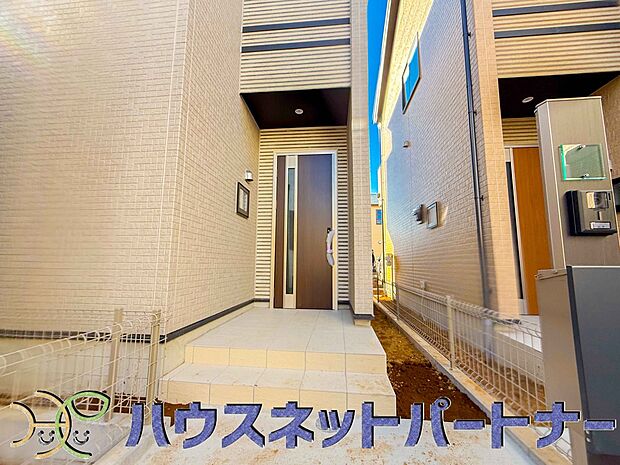 【玄関】玄関前に季節のお花を置いて可愛く演出してみてはいかがですか。楽しいお家造りが待っています。