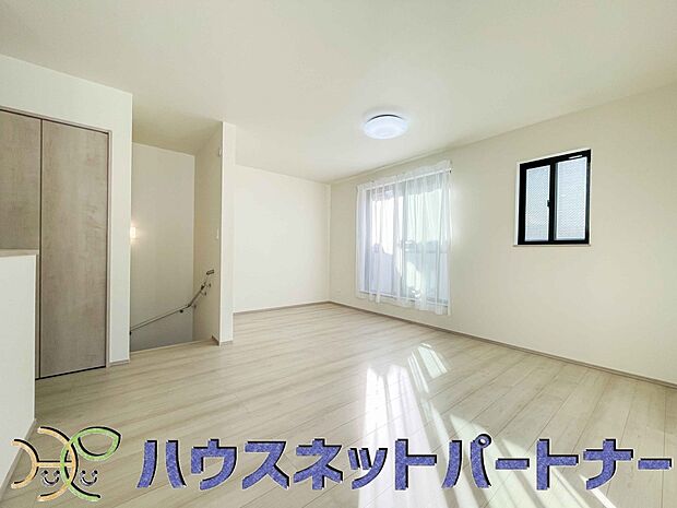 【リビング】整然とした空間演出、快適な理想の暮らしの実現は家のみの拘りではなく、そこで暮らす方々にとって素敵な環境であることも挙げられると思います。四季折々の変化が奏でる鼓動を楽しんで下さい。