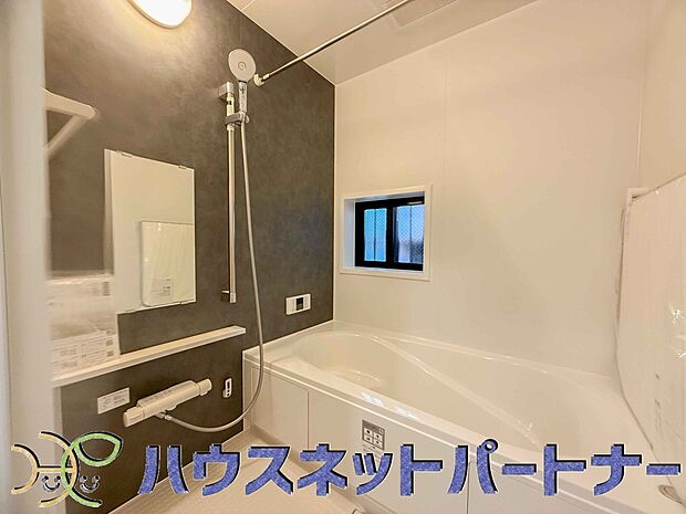 【浴室】高級感溢れるカラーと大きさ・柔らかな曲線で構成された半身浴も楽しめるバスタブが心地よさをもたらします。窓もあるので換気もしっかりできますね。