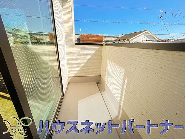 【バルコニー】青い空が近くに感じるバルコニーは、爽やかな風をお部屋へ運んでくれます。