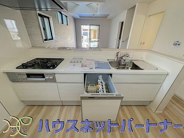 【ダイニングキッチン】食洗機完備なので冬場の冷たい洗い物や忙しい主婦だからこそ食洗機をかけてる間に他の家事をこなすこともできちゃいますね。