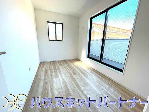 【寝室】ベッドを置いて主寝室をイメージ。それでも広々してますね。