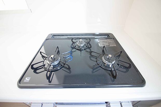 【三口コンロ】三口コンロで料理の幅を拡げてくれる使いやすいシステムキッチンを採用。  