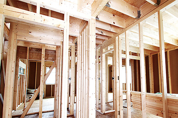 【TAKIHOUSE■建物は独自に進化させたハイブリッド2×4】床・壁・天井を「面」で支えるため地震や風に強く、隙間ができにくいので気密性や断熱性にも優れた「2×4工法」。
当社では、さらに外壁パネルに構造用パーティクルボード材を、床にはねじれやゆがみが出にくい「剛床工法」を採用することで、耐震性・耐火性・耐水性をUP。
どんな“もしも”においても快適な住まいが守れるよう改良を重ねています。工法・材質にもこだわりを気密性が高く火が燃え広がりにくい2×4工法。壁内部には石こうボード、断熱材は不燃性のグラスウールを使用し、防火力を高めています。（当社施工例)