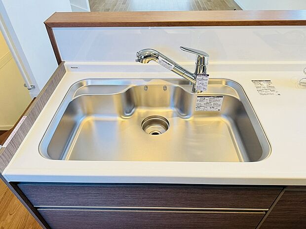 【浄水器　Panasonic製システムキッチン】【浄水器】お水を美味しく、安全に。水そのものの味わいを楽しめてコーヒーや紅茶、お茶の風味が引き立つほか、塩素や有機フッ素化合物など水道水に混入する不純物や有害物質を除去してくれるので体に優しい設備です。