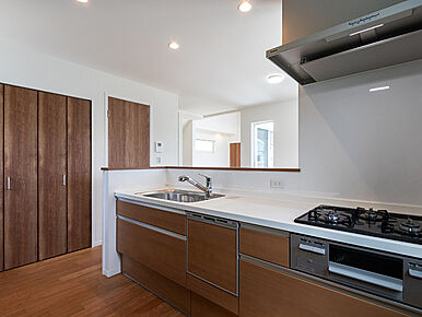 料理をより楽しく！人気のオープンキッチンです。
対面タイプならキッチン内にいながらご家族やお客様との会話が楽しめます。でき上がった料理をすぐにテーブルへ運べるのも便利。
パナソニックの「Sクラス」シリーズは、清潔感のあるシンクで、傷がつきにくい素材を使用しキレイが長持ち。
調理スペースを広く取りスムーズな動線を確保することで、使い勝手の良いキッチンが実現。効率よく調理が可能なのもうれしい。「食」は生きる力を与え、家族の健康を支えてくれます。自然と笑いが絶えない空間に。今日の献立は何にしましょう♪ 