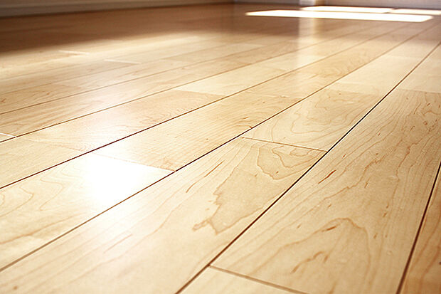 【TAKIHOUSE×パナソニック 食洗機】TAKI HOUSEの家は、玄関から一歩足を踏み入れると天然木複合フローリングの心地よさとぬくもりが伝わります。
その感触はもちろん、視覚的な木目のやわらかさや自然の濃淡、香りも、住まう人の心をなごませてくれます。
年月を経る中で、太陽光、照明などの光や、熱の影響によって濃度が増したり薄くなったり、様々に変化する天然銘木。同じ部屋に置かれる家具などの経年変化と同調して、程よいバランスを保ちます。一緒に暮らすほどに、味わい深く変化していく一枚一枚違う木目の表情を楽しむ事ができます。