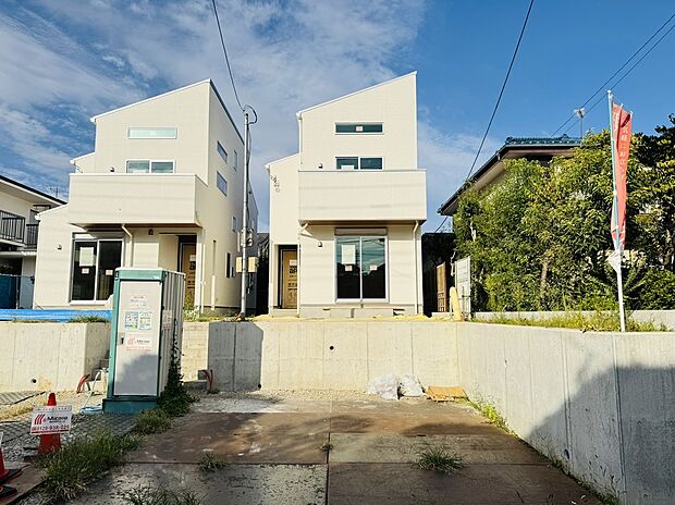 【ブランピュール鶴川 全2棟 (現地2025.10.02撮影)】前面道路は6m。閑静住宅街です。全居室収納付き。室内の壁には漆喰、フローリングには天然木を採用し暮らしにやさしく仕上げています。それぞれの家庭のそれぞれの生活スタイルに合った、快適で楽しい暮らしを♪