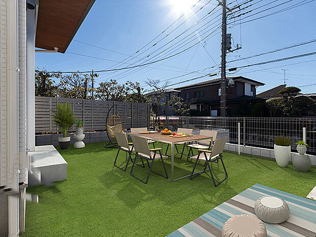 【ブランピュール鶴川　全2棟　現地＋家具ＣＧ】【庭】ホームパーティーやＢＢＱ、夏にはビニールプールで子供を遊ばせたり愉しめそう。テーブル＆チェアを置いてひと休み。まったりカフェタイムなどもいいですね。庭付マイホームの醍醐味がここに。
