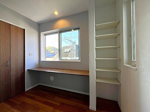 【テレワークスペース】働き方改革やライフスタイルの多様化、在宅勤務が浸透し始めた社会では、「住まい」の重要性は増し、進化を求められています。これからの住宅は、快適な生活だけでなく快適に働くための環境を兼ね備えた「住まい」でなくてはなりません。TAKI HOUSEでは、在宅ワークに使えるテレワークスペースを積極的に取り入れています。カウンタータイプになっているので、心地の良い椅子を置いてリモート会議や資料を揃えての作業に適しています。また、書斎や趣味のスペースとして利用するほか、お子様の学習スペースとしてのご利用にも。