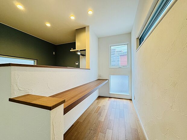 【カウンター(リビングダイニング内)】働き方改革やライフスタイルの多様化、在宅勤務が浸透し始めた社会では、「住まい」の重要性は増し、進化を求められています。これからの住宅は、快適な生活だけでなく快適に働くための環境を兼ね備えた「住まい」でなくてはなりません。TAKI HOUSEでは、在宅ワークに使えるテレワークスペースを積極的に取り入れています。カウンタータイプになっているので、心地の良い椅子を置いてリモート会議や資料を揃えての作業に適しています。また、書斎や趣味のスペースとして利用するほか、お子様の学習スペースとしてのご利用にも。